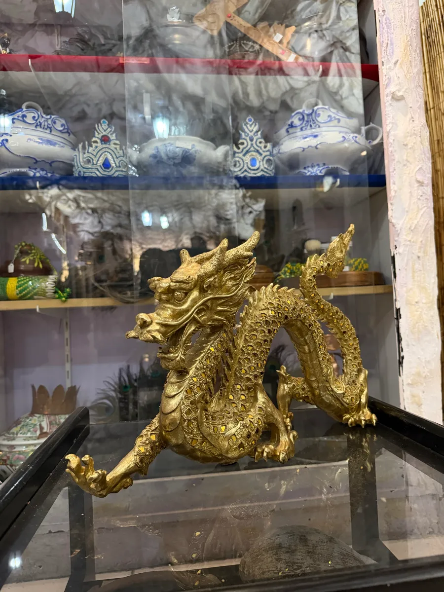 Dragón dorado en una vitrina