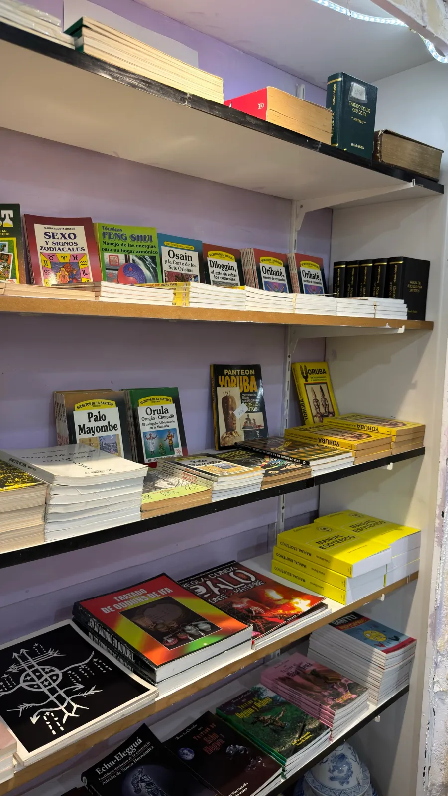 Estantería de libros de esoterismo y santería